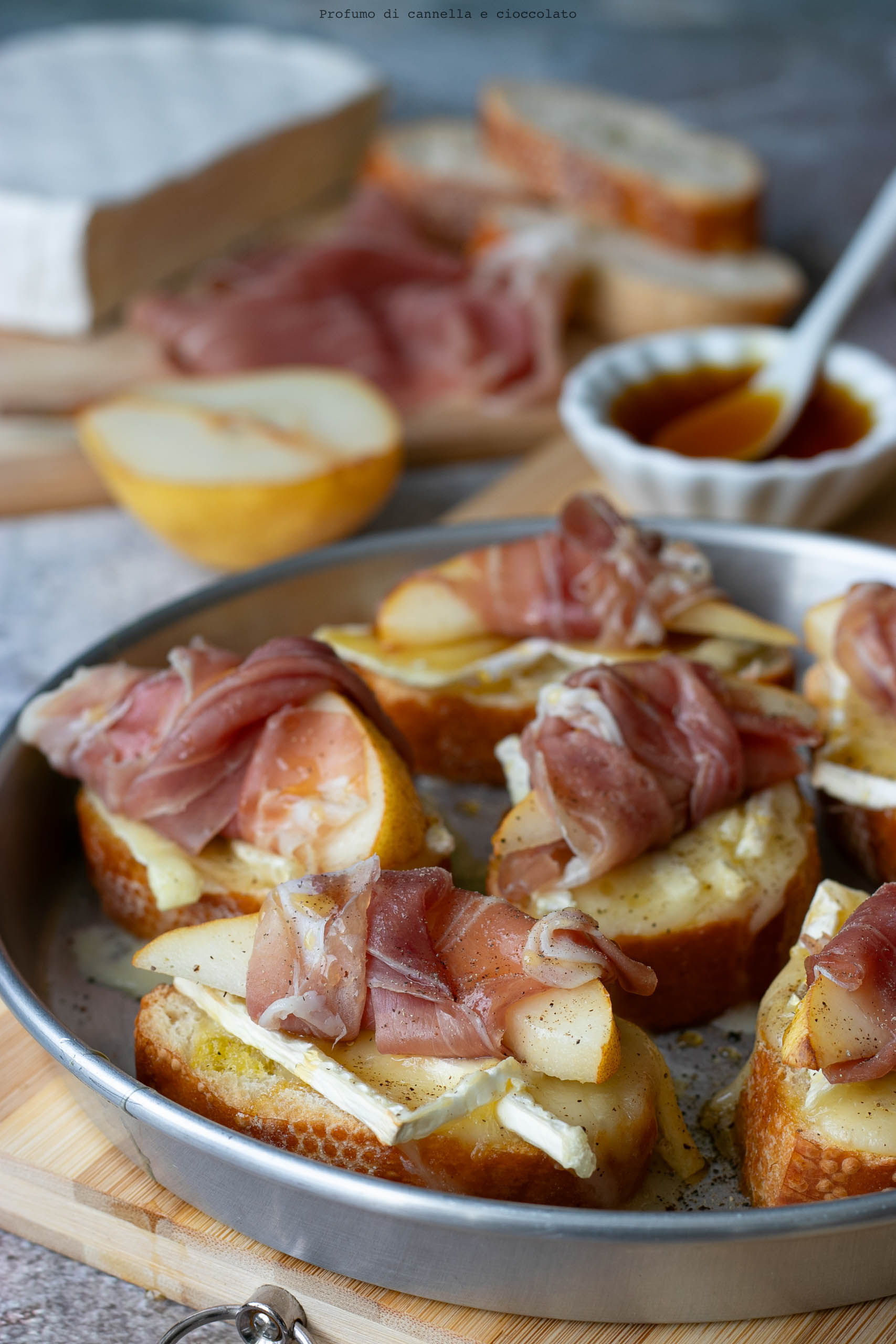 Crostini brie pere e prosciutto crudo