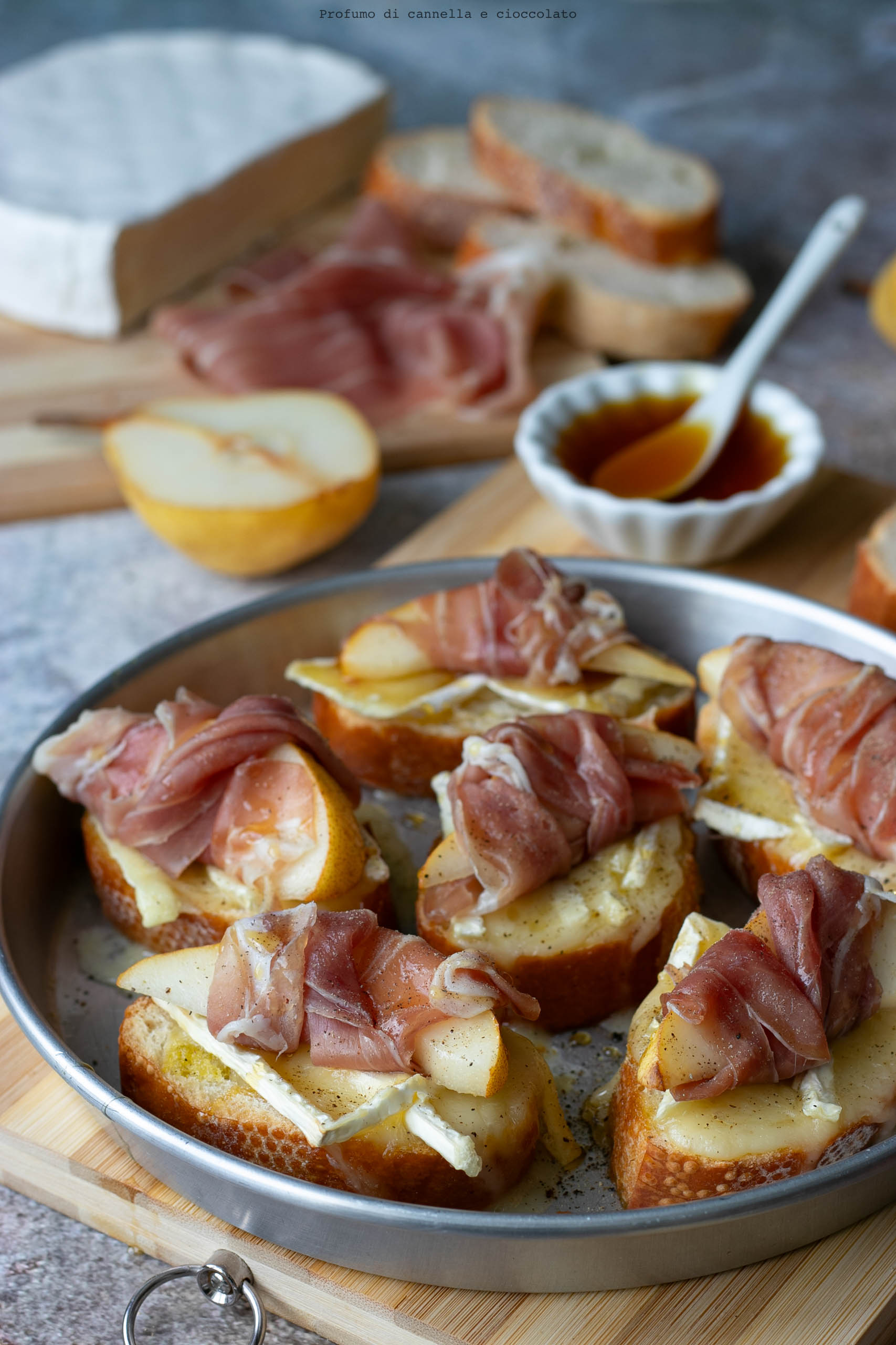 Crostini brie pere e prosciutto crudo