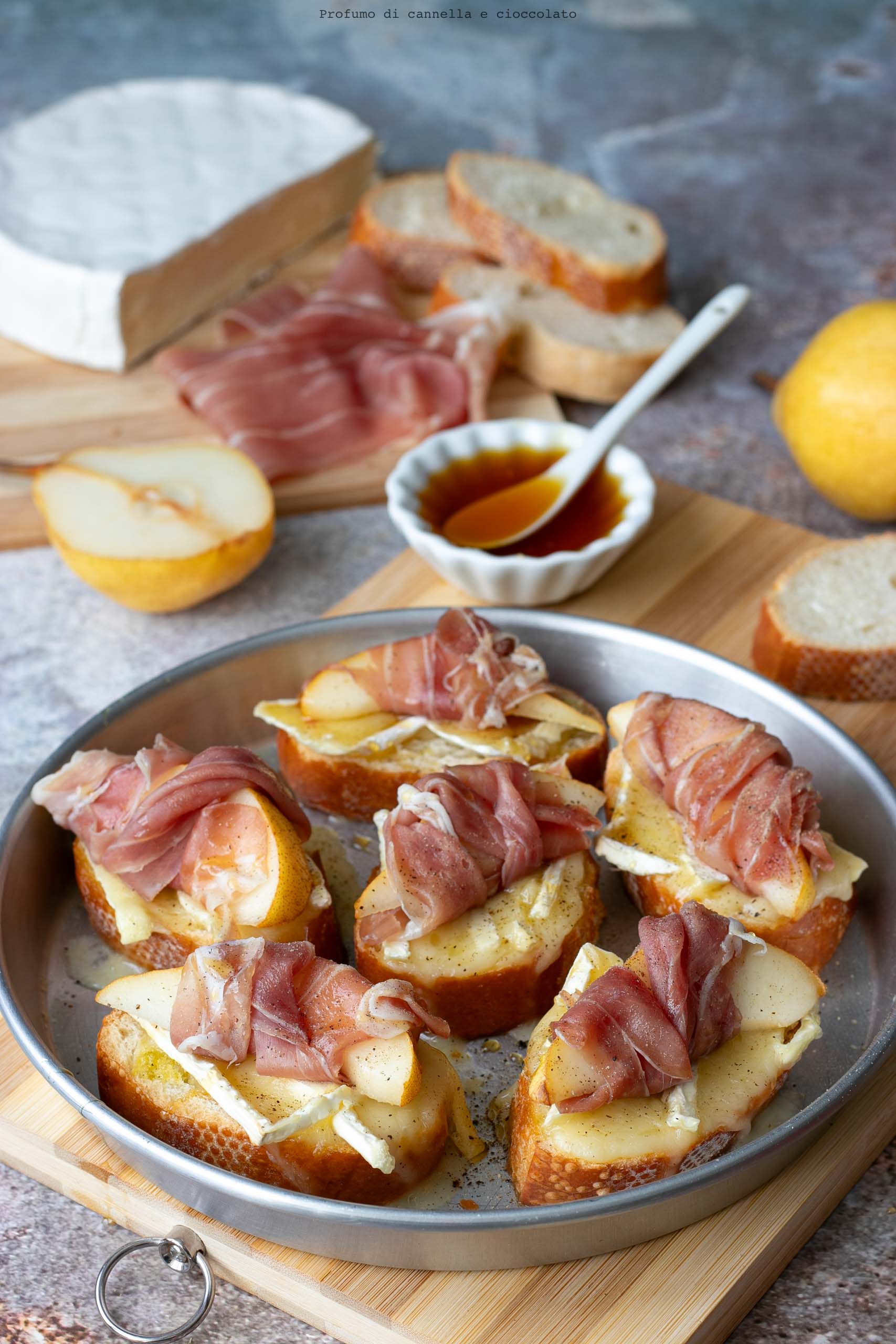 Crostini brie pere e prosciutto crudo