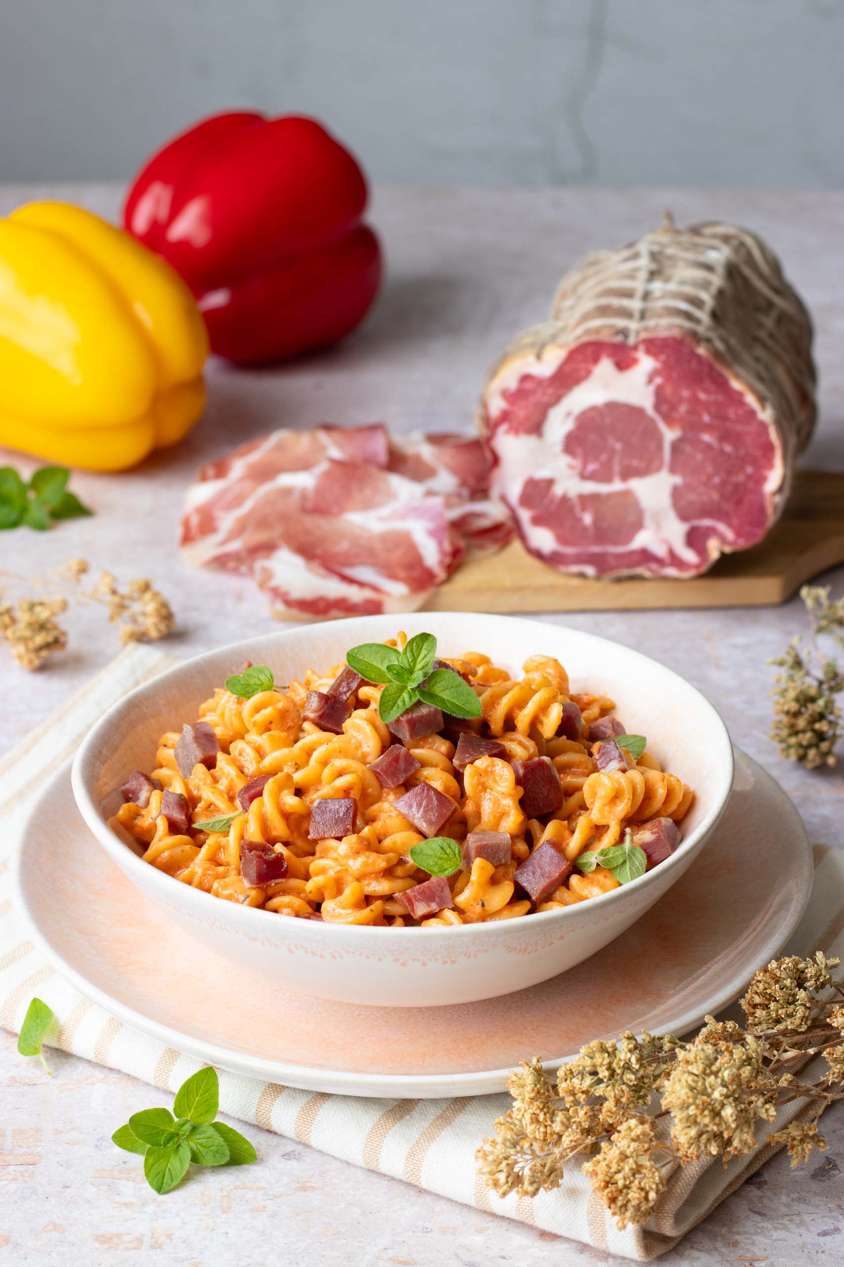 Pasta con crema di peperoni arrosto e cubetti di Coppa di Parma IGP croccante