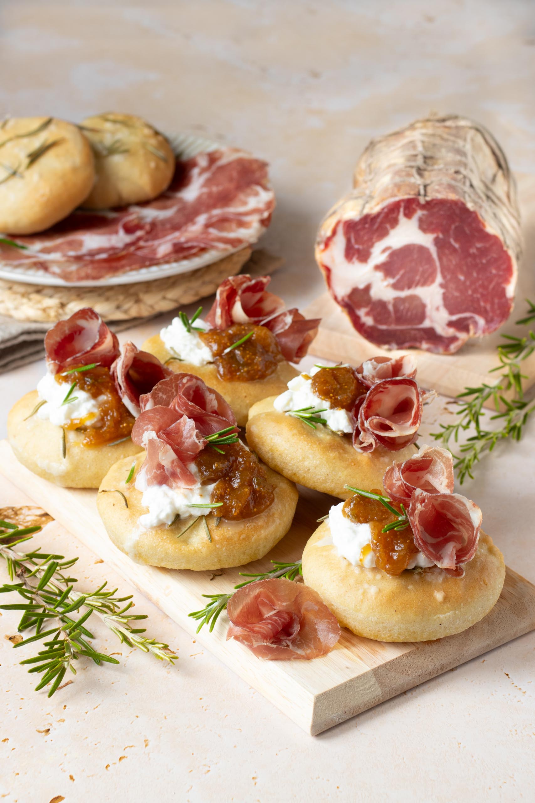 Focaccine al rosmarino con Coppa di Parma IGP, burrata e confettura di fichi