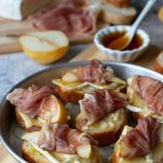 Crostini brie pere e prosciutto crudo