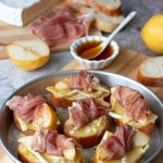 Crostini brie pere e prosciutto crudo