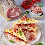 Sandwich di waffles salati con crema di ricotta al basilico, pomodorini confit e Coppa di Parma IGP