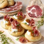 Focaccine al rosmarino con Coppa di Parma IGP, burrata e confettura di fichi